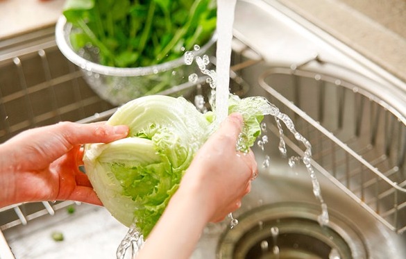 Rửa rau dưới vòi nước tránh giun sán